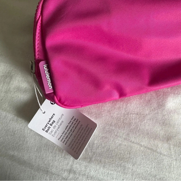 🆕💕 Lululemon Everywhere Belt Bag Sonic Pink - Picture 2 of 6